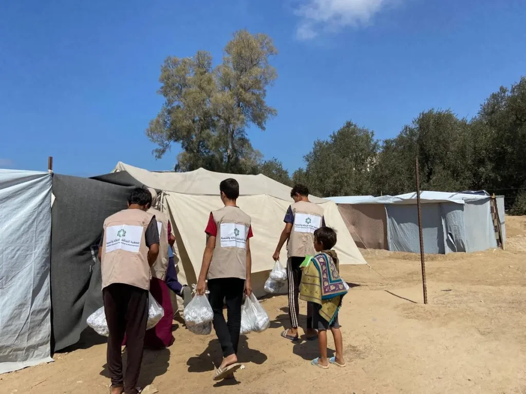 فرق إغاثة تحمل صناديق الطعام إلى الأحياء المكتظة في غزة