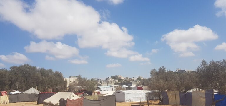 نصب خيام إيواء النازحين في غزة - جمعية التحالف للإغاثة والتنمية