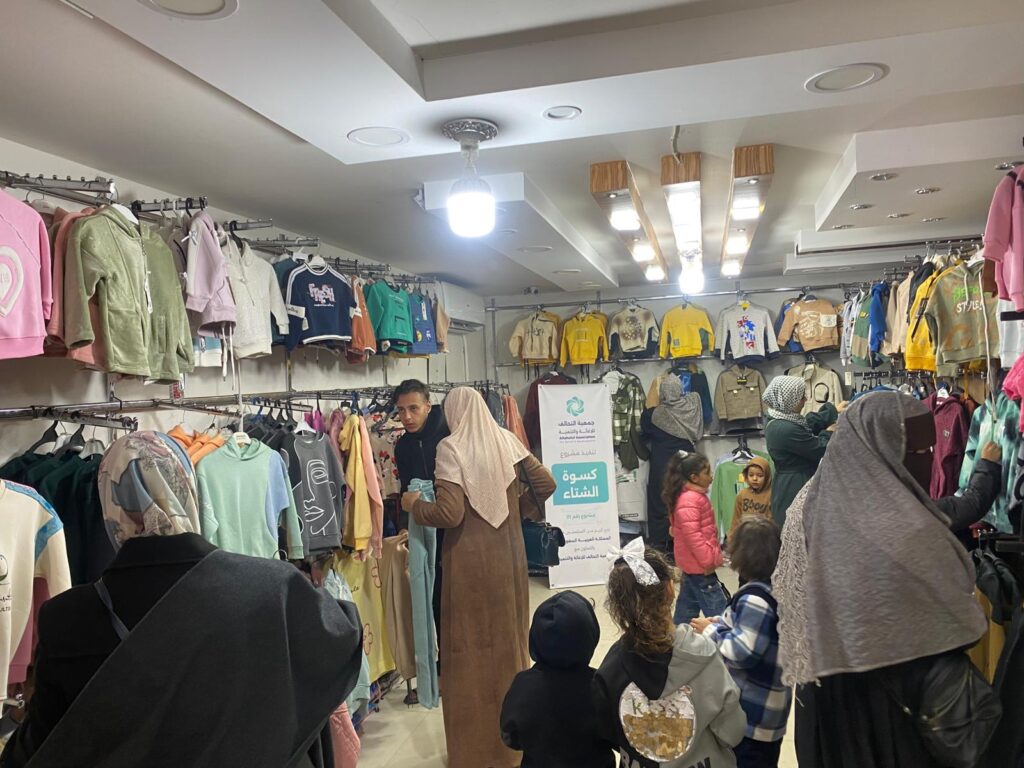 توزيع ملابس شتوية داخل مشروع كسوة الشتاء في غزة للأسر المحتاجة