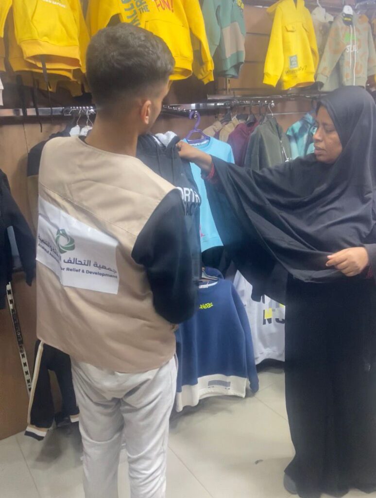 "التحالف للإغاثة والتنمية" تستجيب لنداء وزارة التنمية وتكسو رجُل كفيف فقد بصره خلال العدوان على غزة 2 غزة كسوة الشتاء جمعية التحالف للإغاثة و التنمية.
