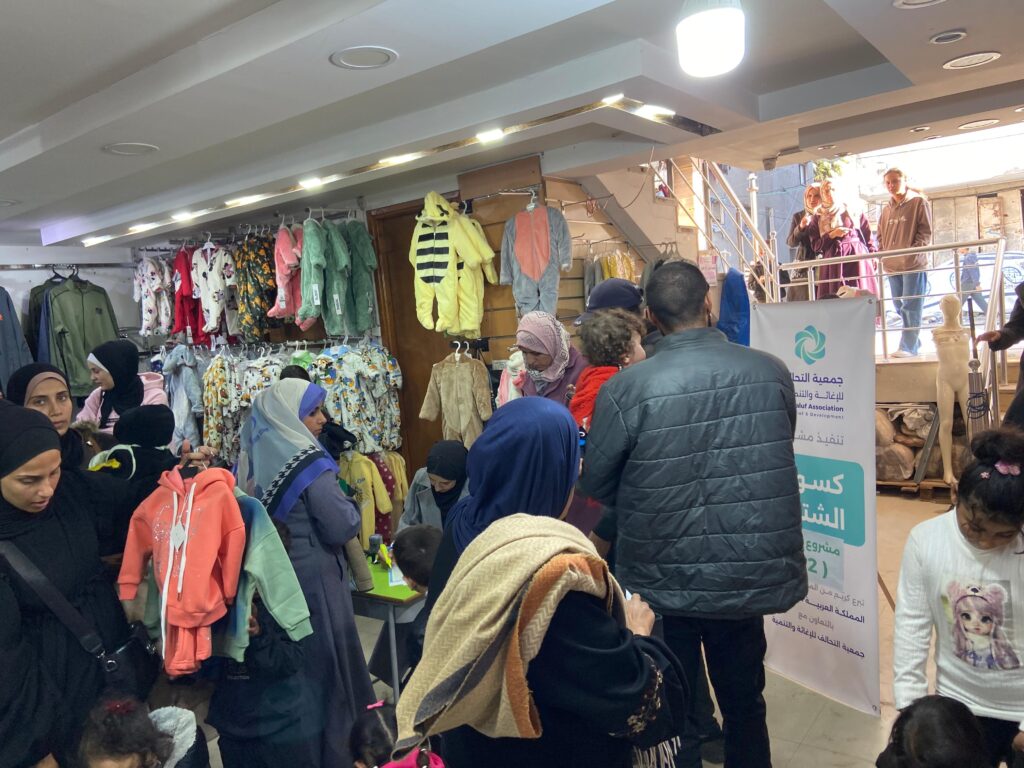 إقبال الأسر الفقيرة على المرحلة الثانية من مشروع كسوة الشتاء في غزة