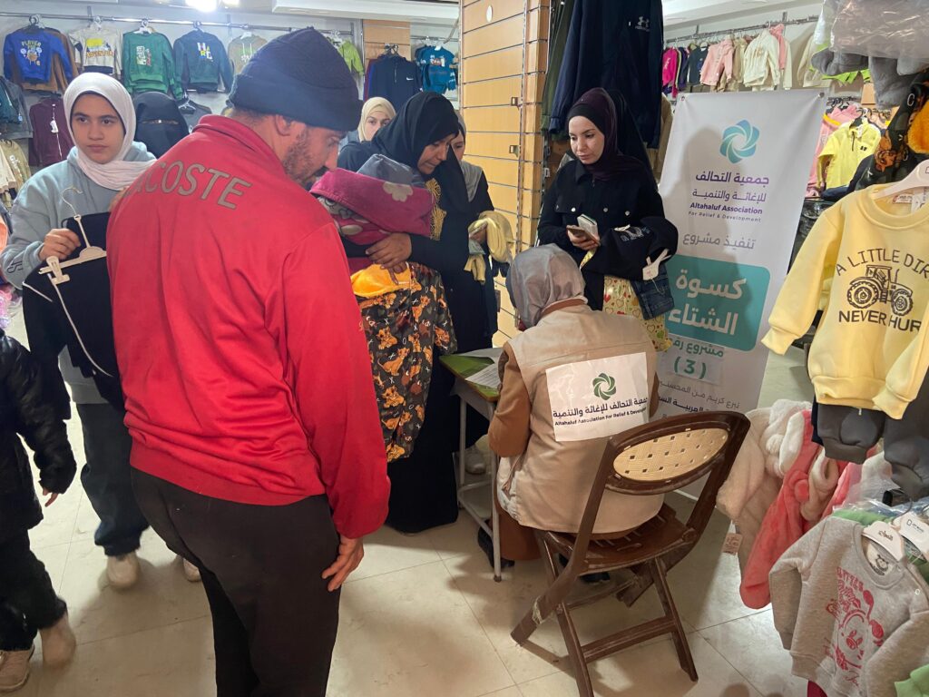 فريق جمعية التحالف للإغاثة والتنمية ينظم عملية تسجيل ذوي الاحتياجات الخاصة للاستفادة من كسوة الشتاء في غزة