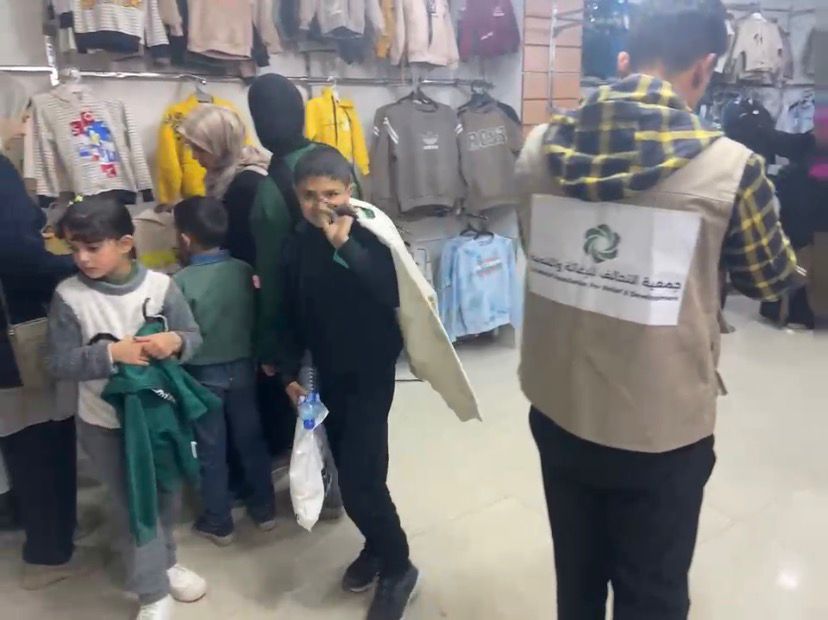 جمعية التحالف للإغاثة والتنمية تطلق المرحلة الخامسة من مشروع " كسوة الشتاء " لدعم الأسر الأشد احتياجًا في غزة 2 المرحلة الخامسة من مشروع كسوة الشتاء لدعم الأسر الأشد احتياجًا في غزة