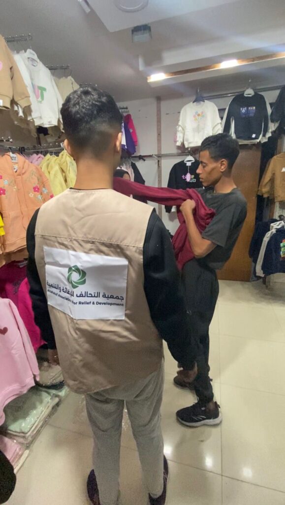"التحالف للإغاثة والتنمية" تستجيب لنداء وزارة التنمية وتكسو رجُل كفيف فقد بصره خلال العدوان على غزة 3 غزة كسوة الشتاء