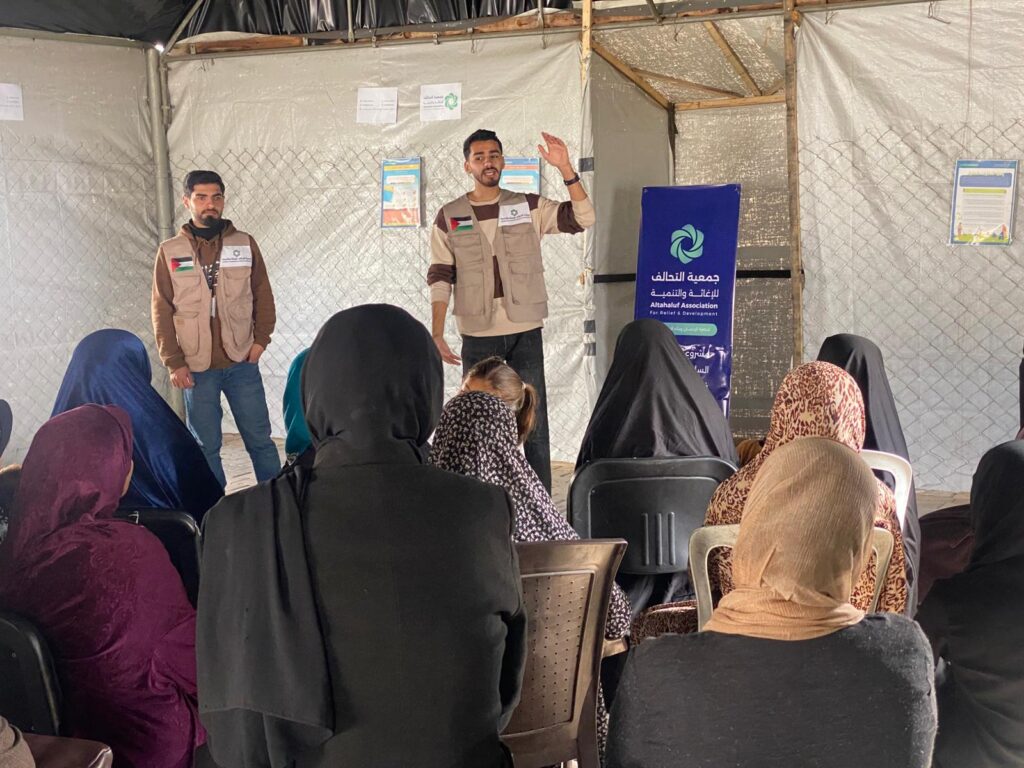 من الاحتياج إلى التنفيذ: كيف تعزز جمعية التحالف الوعي الصحي في مخيم الوفاء 1 في قطاع غزة 3 نساء فلسطينيات يشاركن في جلسة توعية صحية لجمعية التحالف للإغاثة والتنمية في مخيمات النازحين