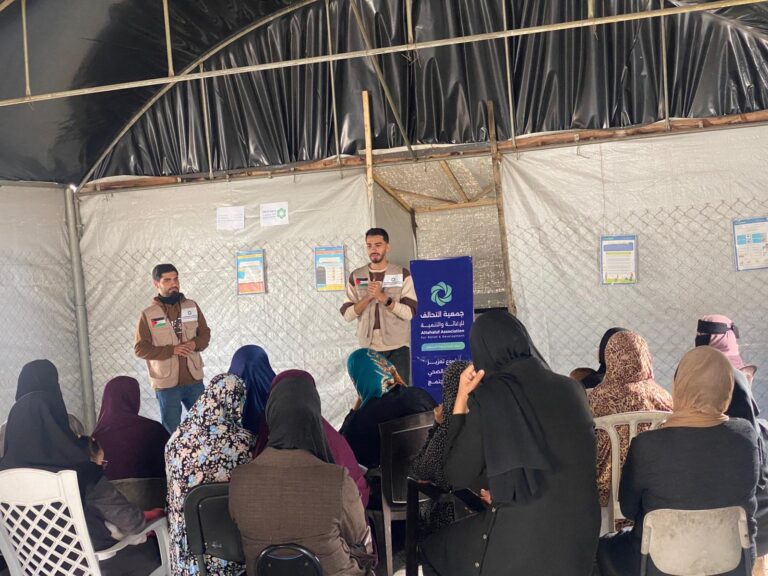 نساء فلسطينيات يشاركن في جلسة توعية صحية لجمعية التحالف للإغاثة والتنمية في مخيمات النازحين