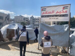 فريق التحالف للإغاثة والتنمية خلال تقييم احتياجات الأسر في المخيم