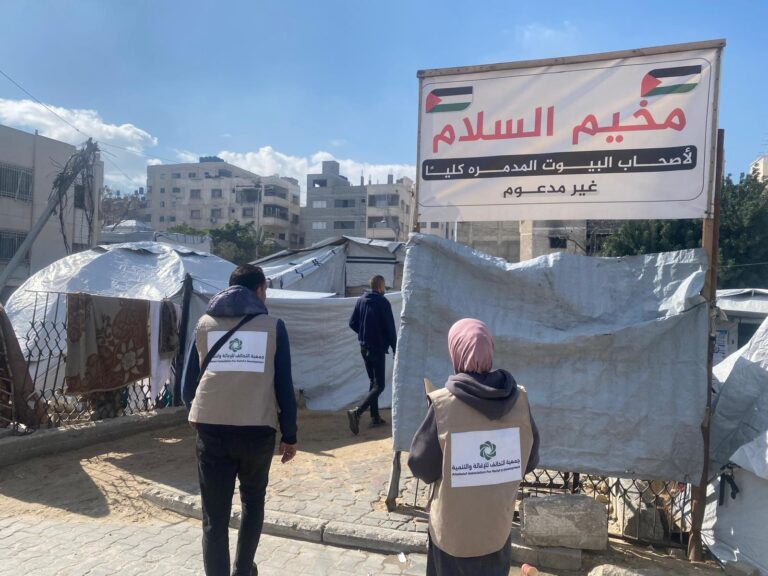 فريق التحالف للإغاثة والتنمية خلال تقييم احتياجات الأسر في المخيم