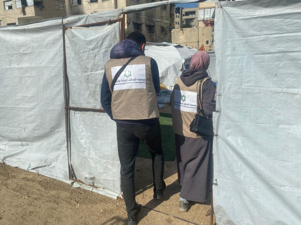 فريق التحالف للإغاثة والتنمية خلال تقييم احتياجات الأسر في المخيم