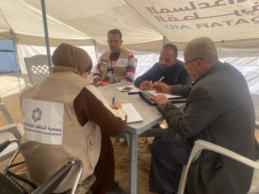 فريق التحالف للإغاثة والتنمية خلال تقييم احتياجات الأسر في المخيم
