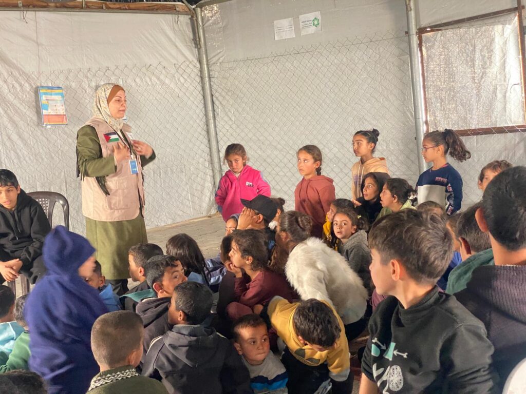 فعالية توعية صحية للأطفال في غزة لتعزيز الوقاية داخل مخيم الوفاء 1 4 فعالية التوعية الصحية للأطفال في مخيم الوفاء 1 بقطاع غزة حول النظافة الشخصية والوقاية من الأمراض