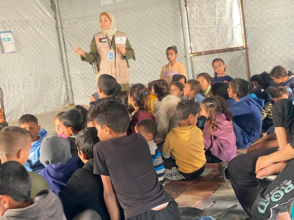 فعالية توعية صحية للأطفال في غزة لتعزيز الوقاية داخل مخيم الوفاء 1 1 فعالية التوعية الصحية للأطفال في مخيم الوفاء 1 بقطاع غزة حول النظافة الشخصية والوقاية من الأمراض