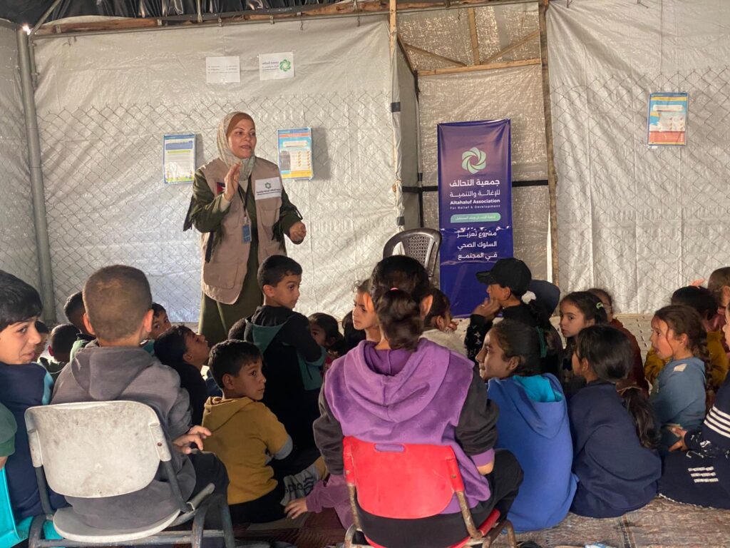 فعالية توعية صحية للأطفال في غزة لتعزيز الوقاية داخل مخيم الوفاء 1 2 فعالية التوعية الصحية للأطفال في مخيم الوفاء 1 بقطاع غزة حول النظافة الشخصية والوقاية من الأمراض