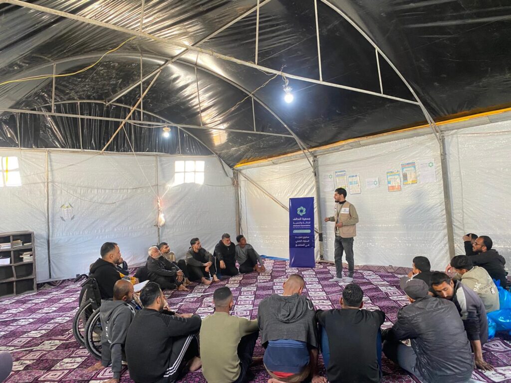 مشاركون في جلسة توعية صحية للرجال داخل مخيم الصابرين في غزة