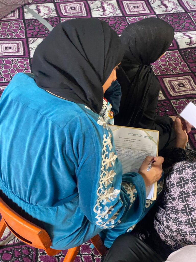 امرأة تكتب ملاحظات خلال ورشة عمل