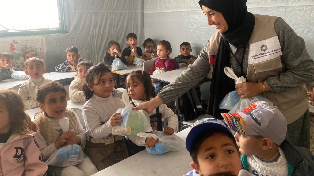 فعالية ترفيهية للأطفال ذوي الإعاقة في غزة ترسم فرحة العيد بالشراكة مع جمعية شمس 4 IMG 20260319 WA0004