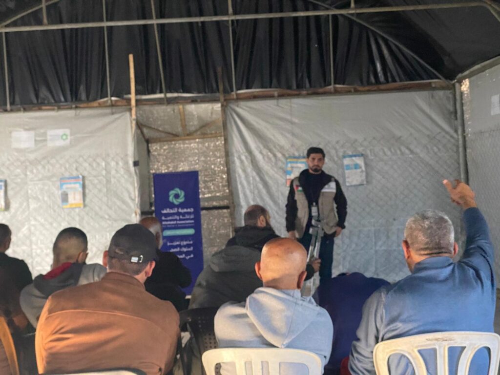 جلسة توعوية للرجال حول النظافة الشخصية والوقاية من الأمراض في مخيم الوفاء بغزة