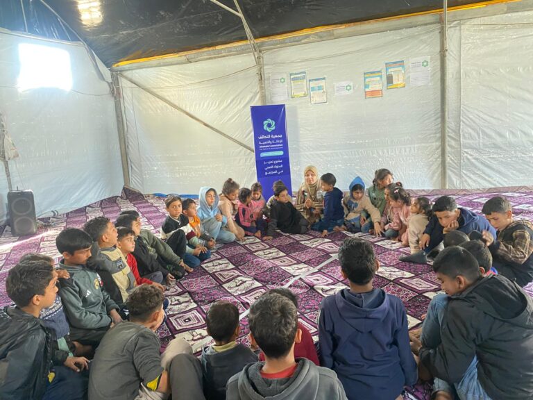 تعزيز الوعي الصحي للأطفال في غزة داخل مخيم الصابرين