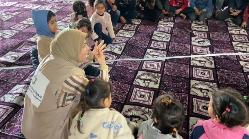 أطفال يشاركون في برنامج توعوي صحي في غزة