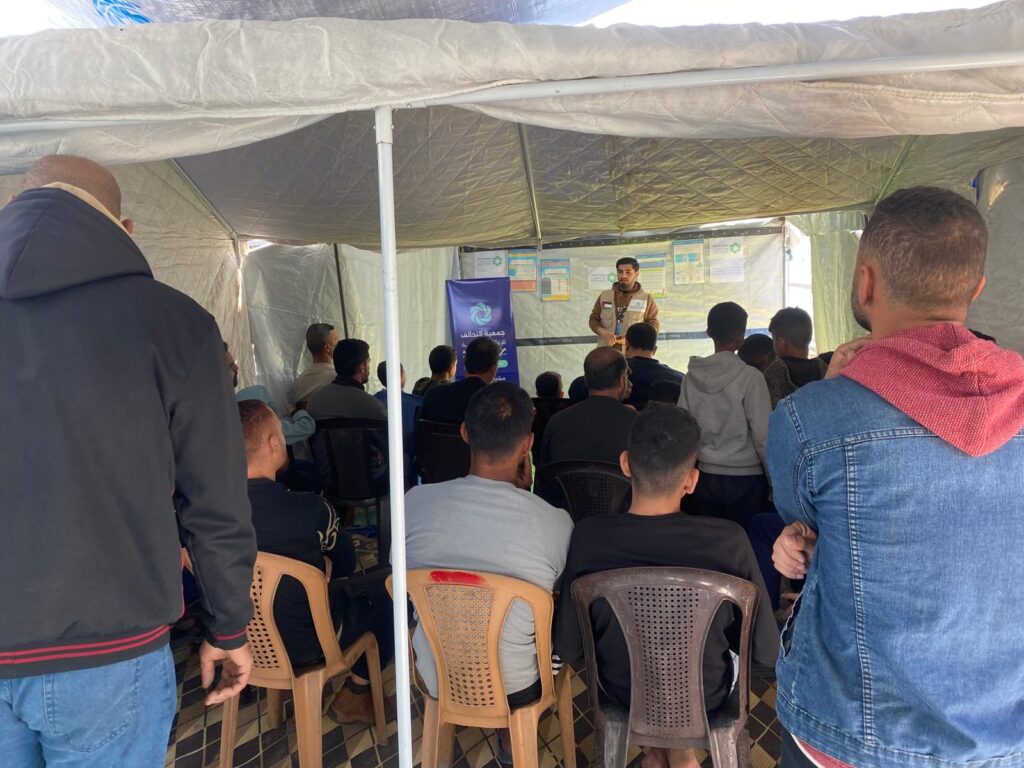 تعزيز الوعي الصحي للرجال في غزة داخل مخيم الوحدة | جلسة توعوية بدعم جمعية التحالف 2 WhatsApp Image 2026 04 04 at 7.49.12 PM