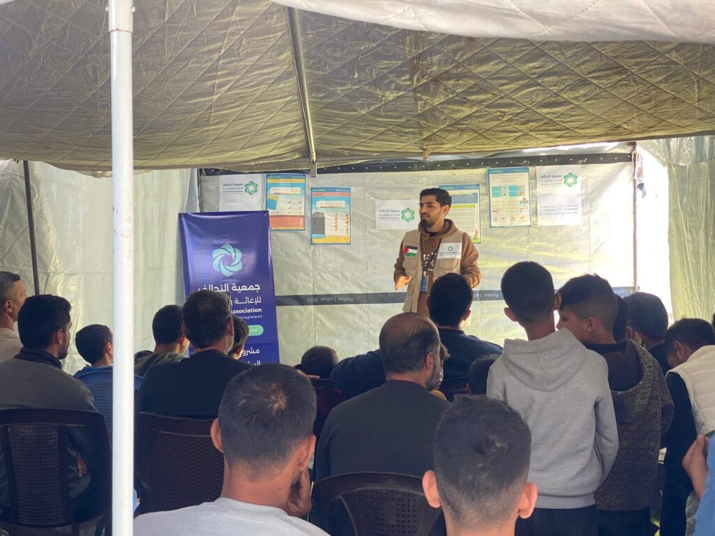 تعزيز الوعي الصحي للرجال في غزة داخل مخيم الوحدة | جلسة توعوية بدعم جمعية التحالف 1 جلسة توعية صحية للرجال داخل مخيم الوحدة في غزة تنفذها جمعية التحالف للإغاثة والتنمية
