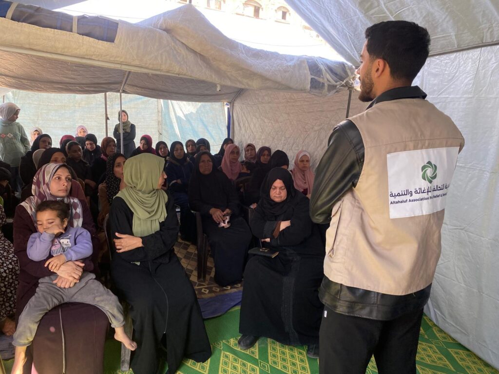 نساء يشاركن في جلسة توعية صحية داخل مخيم الوحدة في غزة بتنفيذ جمعية التحالف