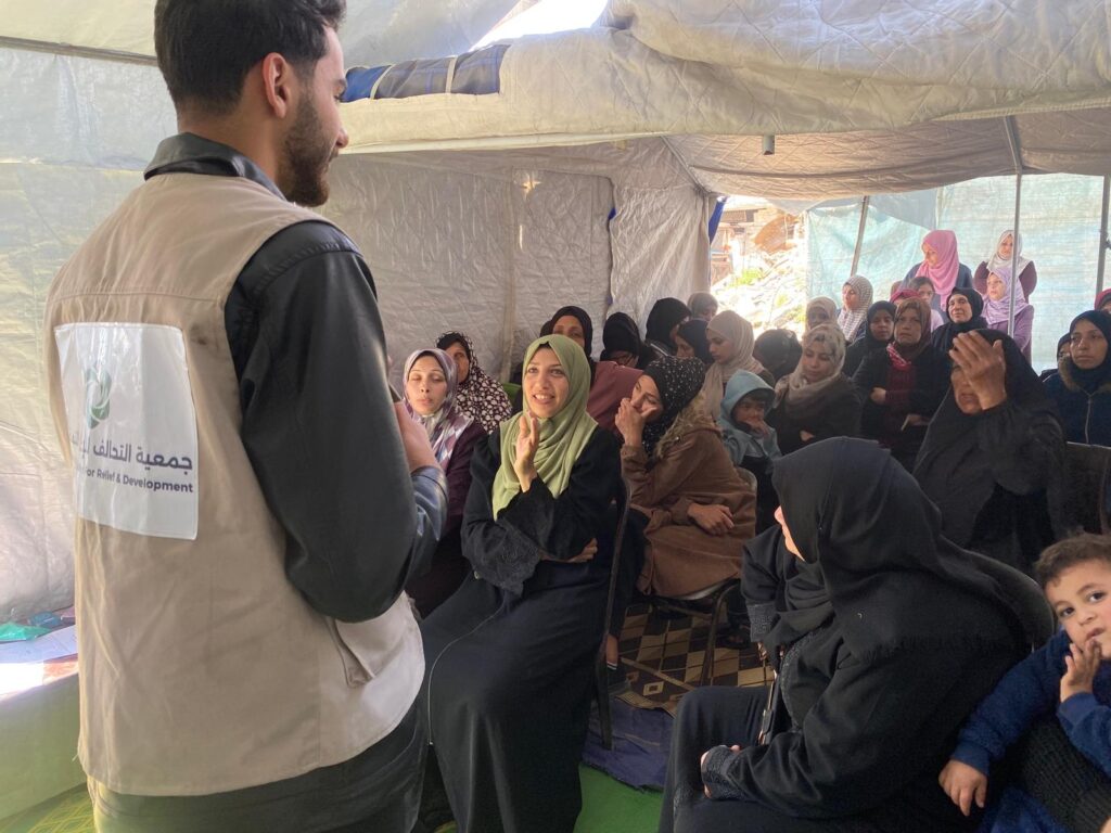 نقاش تفاعلي مع النساء خلال جلسة تعزيز الوعي الصحي في مخيم الوحدة بقطاع غزة