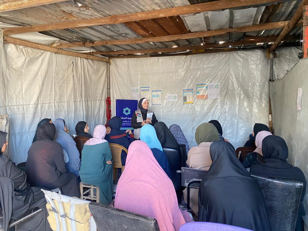 تعزيز الوعي الصحي للنساء في غزة داخل مخيم المنطار | جلسة توعوية بدعم جمعية التحالف 2 womens health awareness gaza unity camp1