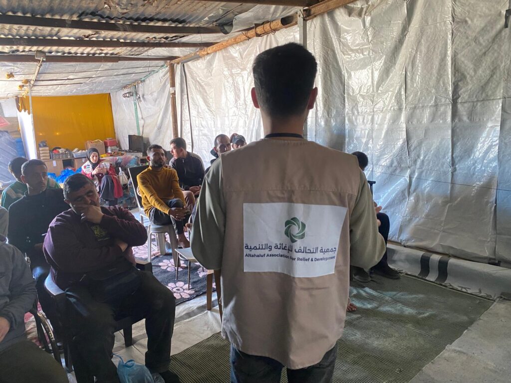 تعزيز الوعي الصحي للرجال في غزة | جلسة توعوية داخل مخيم المنطار بدعم جمعية التحالف 2 أحد كوادر جمعية التحالف يقدم جلسة توعية صحية للرجال داخل مخيم المنطار في غزة