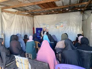 جلسة توعية صحية للنساء داخل مخيم المنطار في غزة تنفذها جمعية التحالف للإغاثة والتنمية